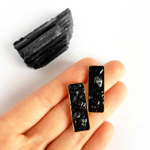 Kolczyki sztyfty prostokąty czarny turmalin w żywicy złota stal chirurgiczna Sparkles black