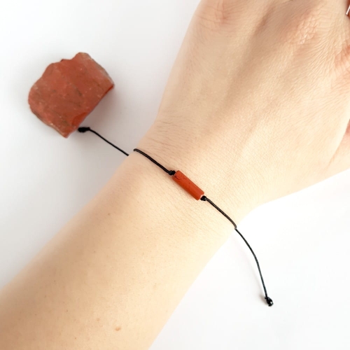 Bransoletka czerwony jaspis patyczek na czarnym sznurku Red stick