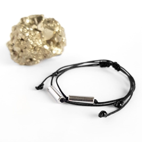 Bransoletka srebrny hematyt patyczek na czarnym sznurku Silver stick