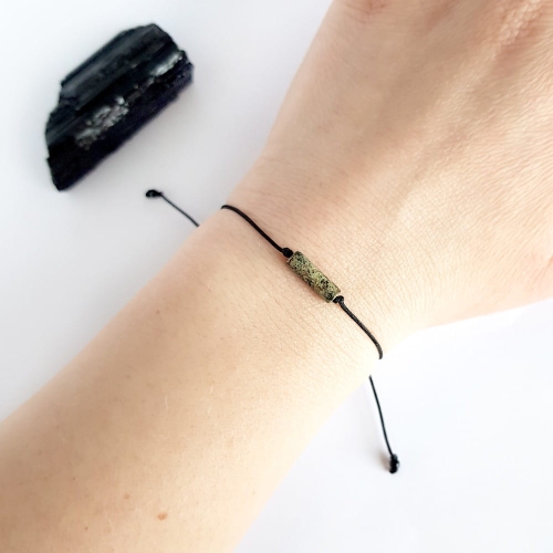 Bransoletka turkus afrykański patyczek na czarnym sznurku Turquoise stick