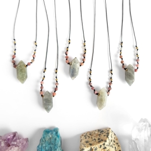 Naszyjnik regulowany labradoryt, rodonit i hematyt na czarnym sznurku