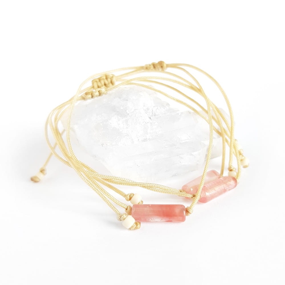 Bransoletka kwarc truskawkowy patyczek na beżowym sznurku Strawberry stick