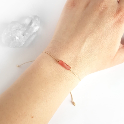 Bransoletka kwarc truskawkowy patyczek na beżowym sznurku Strawberry stick