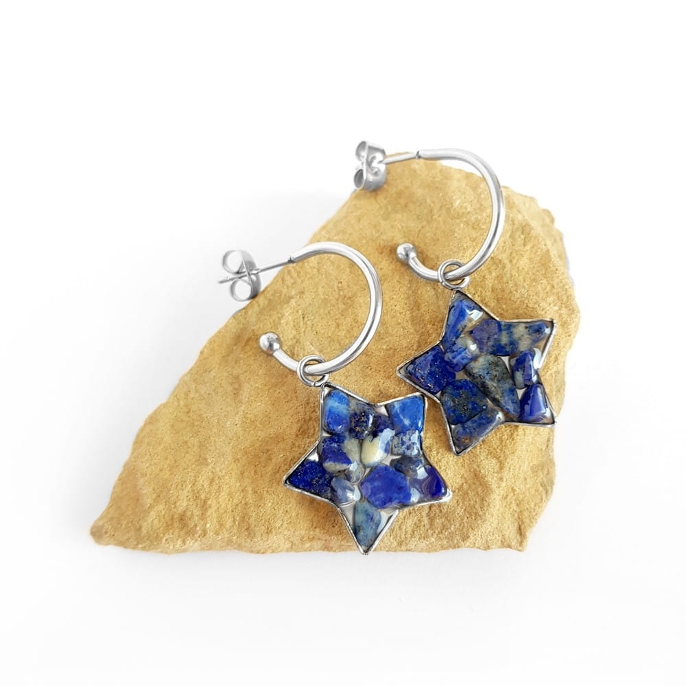 Kolczyki wiszące gwiazdki na kółeczkach lapis lazuli w żywicy stal chirurgiczna Sparkles lapis