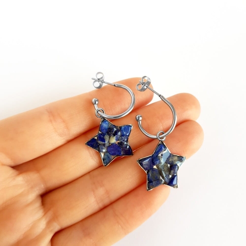 Kolczyki wiszące gwiazdki na kółeczkach lapis lazuli w żywicy stal chirurgiczna Sparkles lapis
