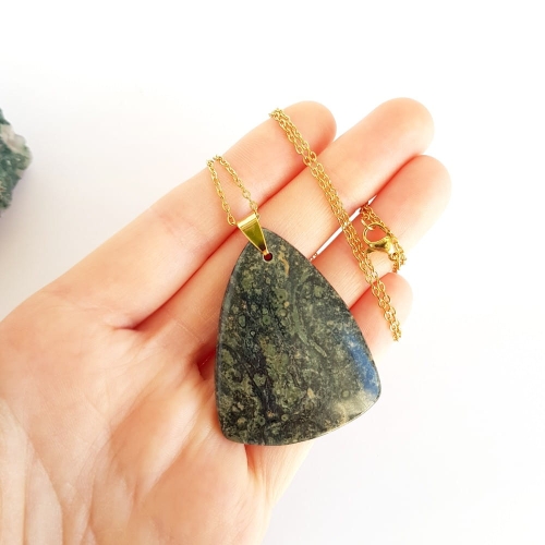 Naszyjnik unikat jaspis kambaba trójkąt na złotym łańcuszku stal chirurgiczna