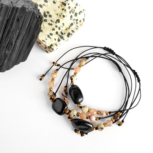 Bransoletka czarny turmalin, jaspis dalmatyńczyk, kamień słoneczny, rodochrozyt i hematyt na czarnym sznurku