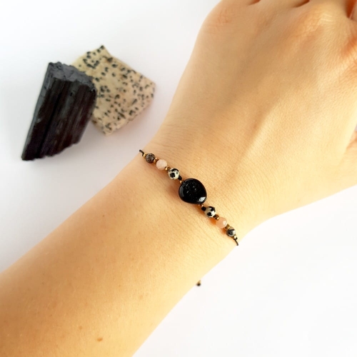 Bransoletka czarny turmalin, jaspis dalmatyńczyk, kamień słoneczny, rodochrozyt i hematyt na czarnym sznurku
