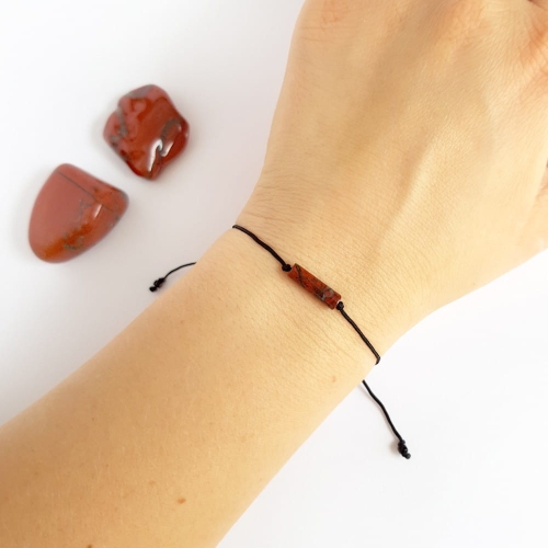 Bransoletka jaspis brekcja patyczek na czarnym sznurku Burgundy stick