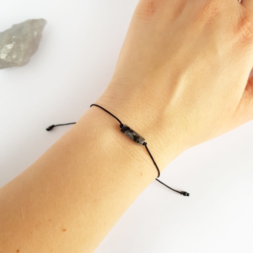 Bransoletka larvikit patyczek na czarnym sznurku Pearly stick