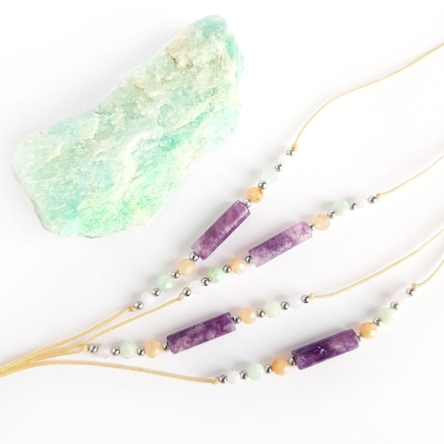 Bransoletka sugilit, kamień słoneczny, amazonit i niebieski agat koronkowy na beżowym sznurku