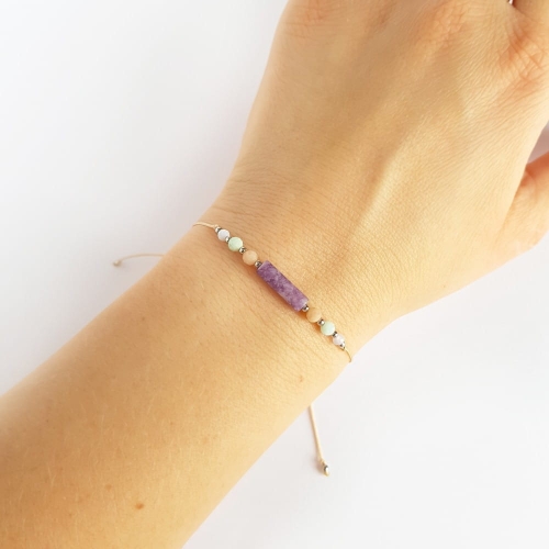 Bransoletka sugilit, kamień słoneczny, amazonit i niebieski agat koronkowy na beżowym sznurku