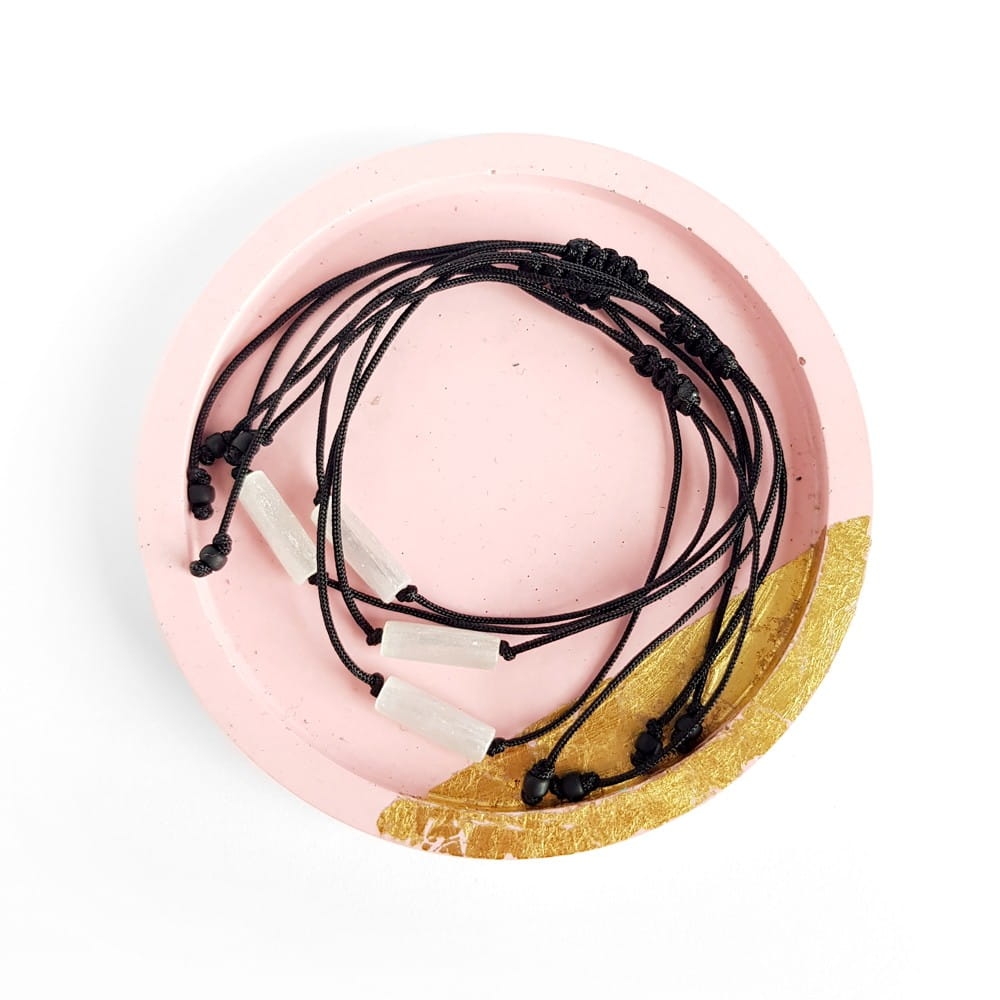 Bransoletka selenit patyczek na czarnym sznurku Moon stick