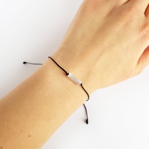 Bransoletka selenit patyczek na czarnym sznurku Moon stick