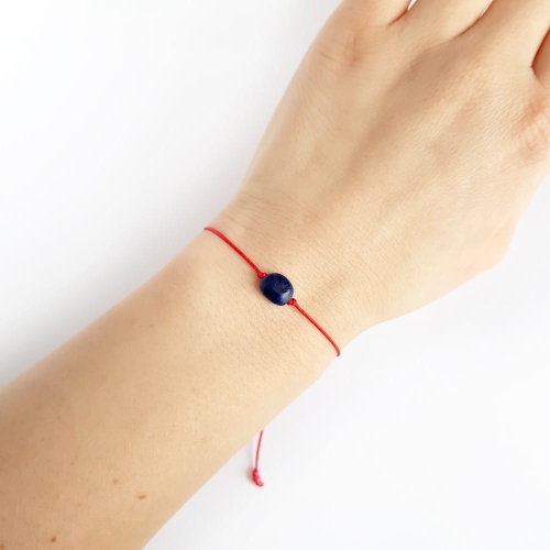 WishYouLuck kyanit nieregularna bryłka bransoletka szczęścia na czerwonym sznurku