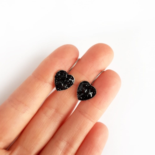 Kolczyki wiszące serduszka czarny turmalin w żywicy stal chirurgiczna Sparkles black