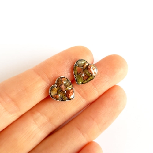 Kolczyki sztyfty serduszka unakit w żywicy stal chirurgiczna Sparkles unakite
