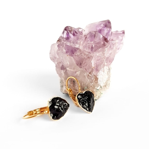 Kolczyki wiszące serduszka czarny turmalin w żywicy złota stal chirurgiczna Sparkles black