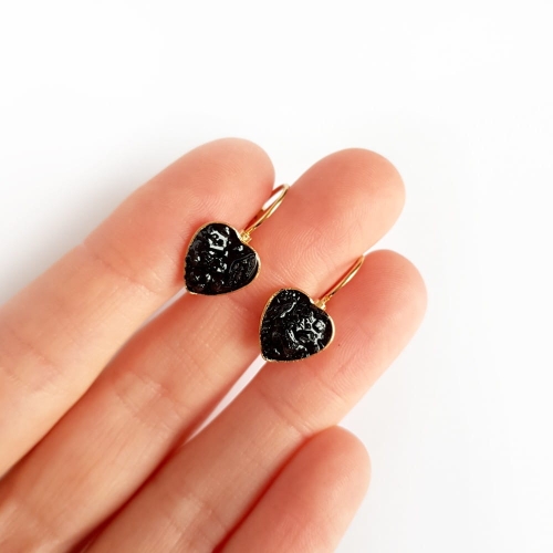 Kolczyki wiszące serduszka czarny turmalin w żywicy złota stal chirurgiczna Sparkles black