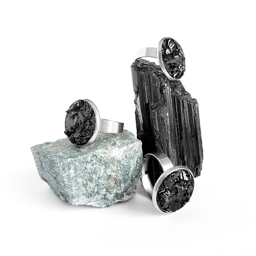 Pierścionek klasyczny czarny turmalin w żywicy v.2 Sparkles black