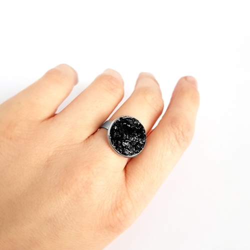 Pierścionek klasyczny czarny turmalin w żywicy v.2 Sparkles black