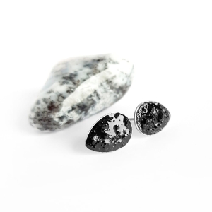 Kolczyki sztyfty łezki czarny turmalin w żywicy stal chirurgiczna Sparkles black