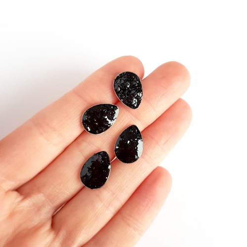 Kolczyki sztyfty łezki czarny turmalin w żywicy stal chirurgiczna Sparkles black