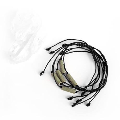 Bransoletka zielony jaspis patyczek na czarnym sznurku Light green stick