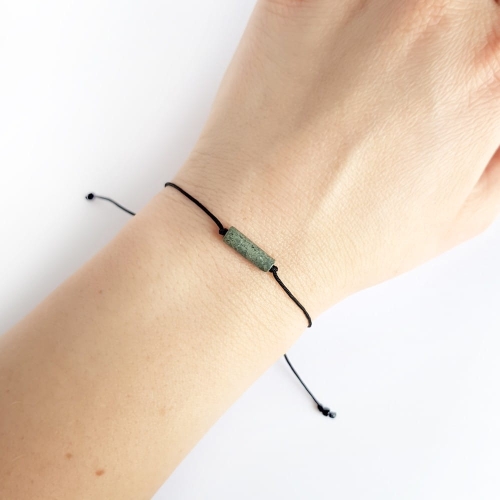 Bransoletka zielony jaspis patyczek na czarnym sznurku Light green stick