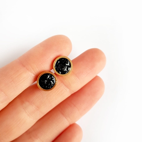 Kolczyki sztyfty czarny turmalin w żywicy złota stal chirurgiczna szeroki rant Sparkles black