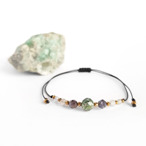 Bransoletka szmaragd, iolit, labradoryt i hematyt na czarnym sznurku