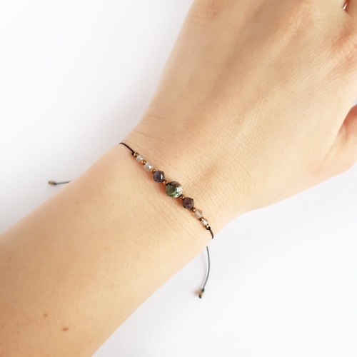 Bransoletka szmaragd, iolit, labradoryt i hematyt na czarnym sznurku