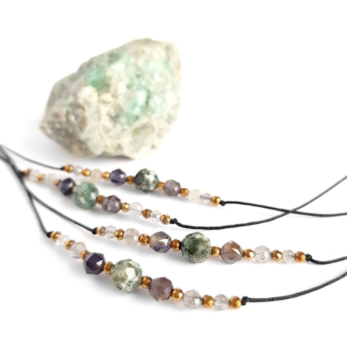Bransoletka szmaragd, iolit, labradoryt i hematyt na czarnym sznurku