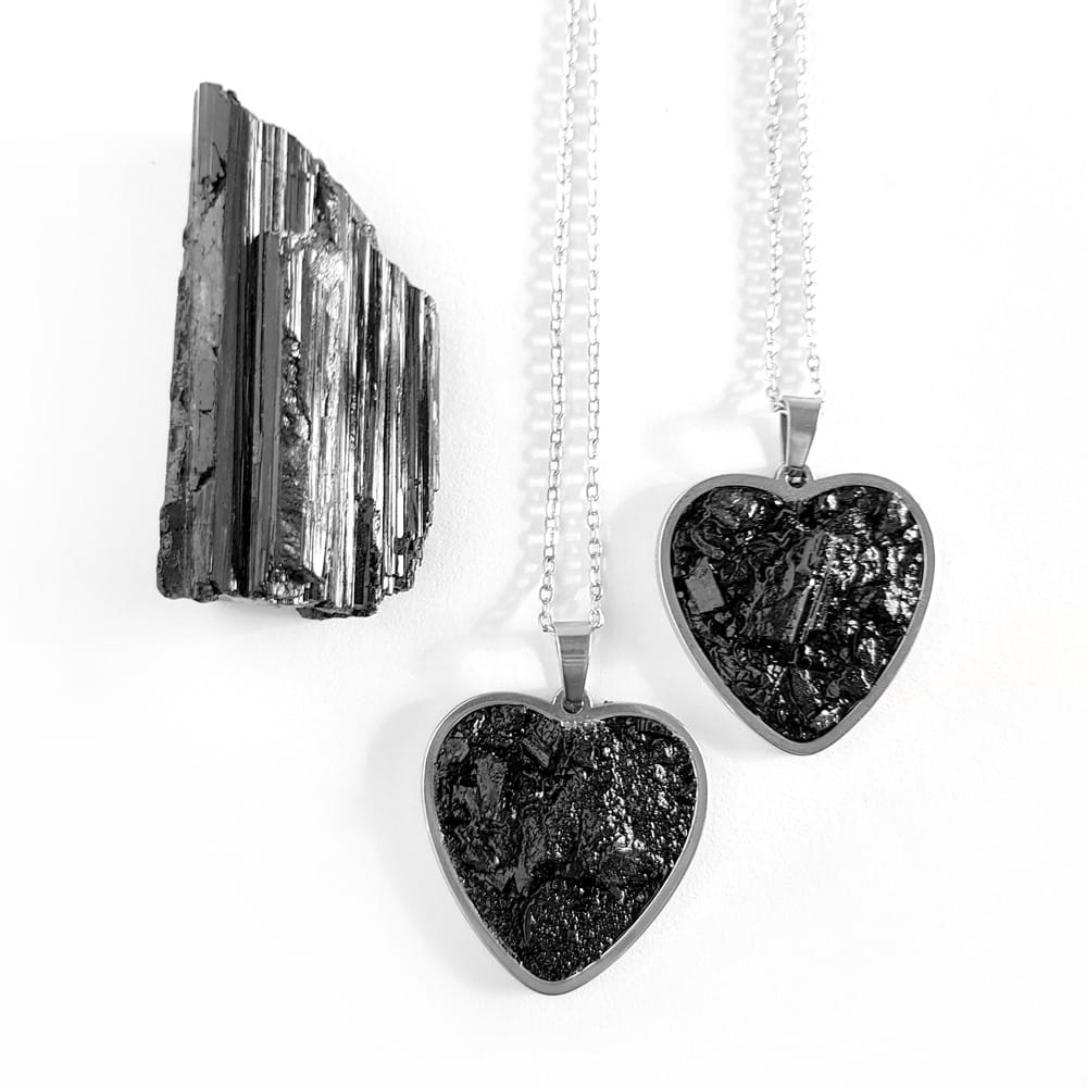 Naszyjnik czarny turmalin w żywicy srebrne serce stal chirurgiczna Sparkles black