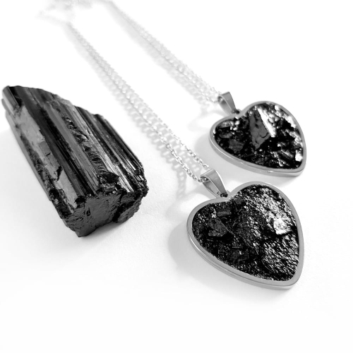 Naszyjnik czarny turmalin w żywicy srebrne serce stal chirurgiczna Sparkles black