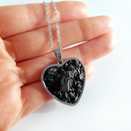 Naszyjnik czarny turmalin w żywicy srebrne serce stal chirurgiczna Sparkles black