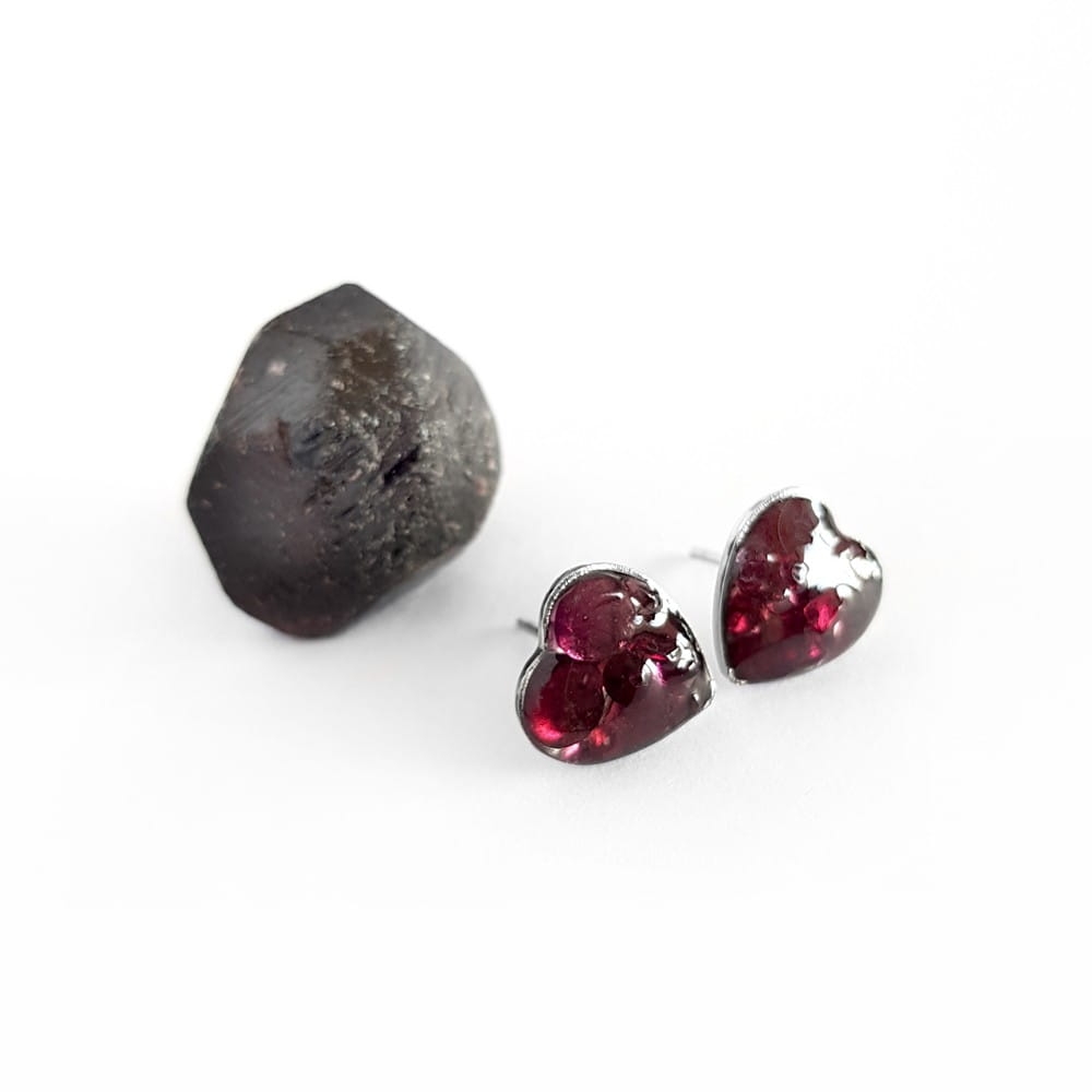 Kolczyki sztyfty serduszka granat w żywicy stal chirurgiczna Sparkles garnet