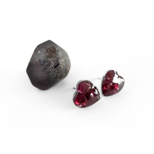 Kolczyki sztyfty serduszka granat w żywicy stal chirurgiczna Sparkles garnet