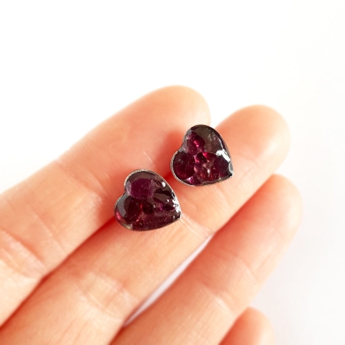 Kolczyki sztyfty serduszka granat w żywicy stal chirurgiczna Sparkles garnet