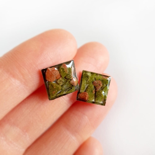 Kolczyki sztyfty kwadraty unakit w żywicy stal chirurgiczna Sparkles unakite