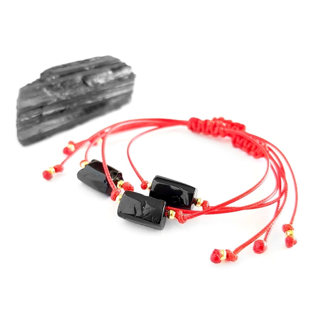 WishYouLuck czarny turmalin polerowana bryłka i pozłacane srebro p.925 bransoletka szczęścia na czerwonym sznurku