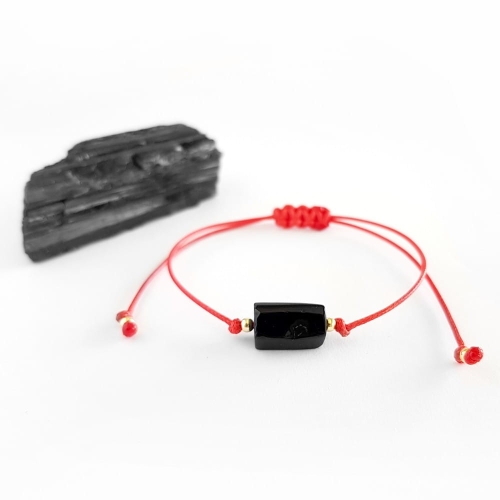 WishYouLuck czarny turmalin polerowana bryłka i pozłacane srebro p.925 bransoletka szczęścia na czerwonym sznurku