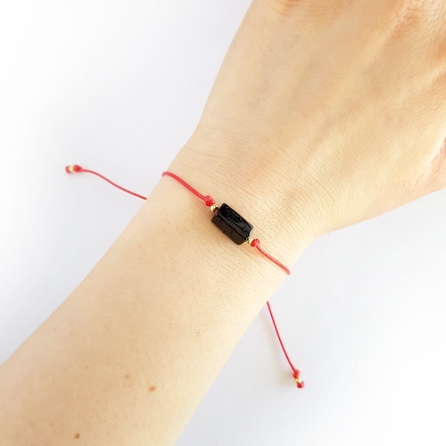 WishYouLuck czarny turmalin polerowana bryłka i pozłacane srebro p.925 bransoletka szczęścia na czerwonym sznurku