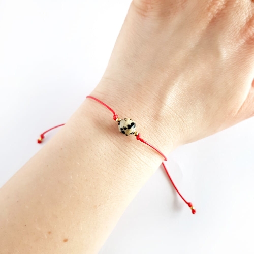 WishYouLuck jaspis dalmatyńczyk bryłka i pozłacane srebro p.925 bransoletka szczęścia na czerwonym sznurku