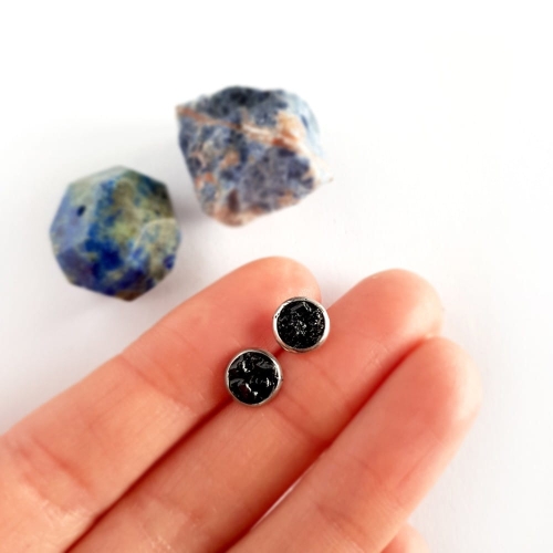 Kolczyki mikro sztyfty czarny turmalin w żywicy stal chirurgiczna Sparkles black
