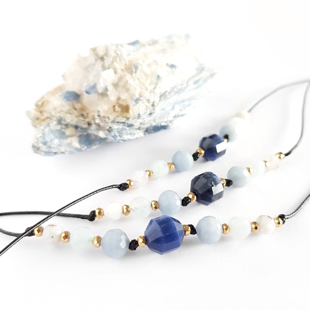 Bransoletka sodalit, angelit, akwamaryn, kamień księżycowy i hematyt na czarnym sznurku