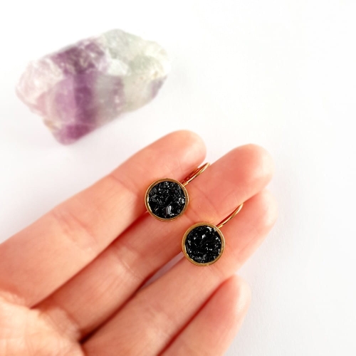 Kolczyki wiszące kółeczka czarny turmalin w żywicy złota stal chirurgiczna Sparkles black