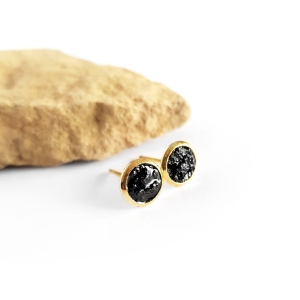 Kolczyki mikro sztyfty czarny turmalin w żywicy złota stal chirurgiczna Sparkles black