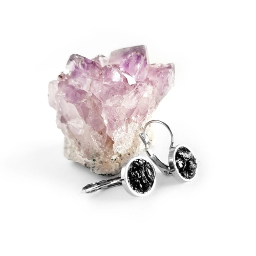 Kolczyki wiszące kółeczka czarny turmalin w żywicy stal chirurgiczna Sparkles black