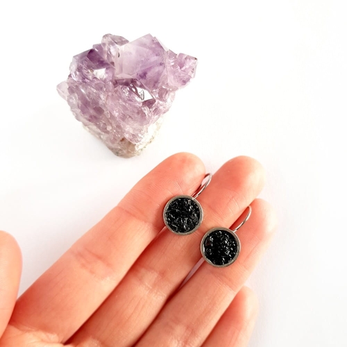 Kolczyki wiszące kółeczka czarny turmalin w żywicy stal chirurgiczna Sparkles black
